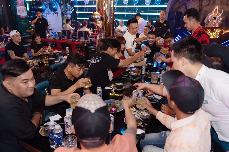 Tổng thể thiết kế hài hòa giữa ánh sáng, nội thất và bố trí tạo nên không gian kinh doanh hiệu quả và thu hút. 1