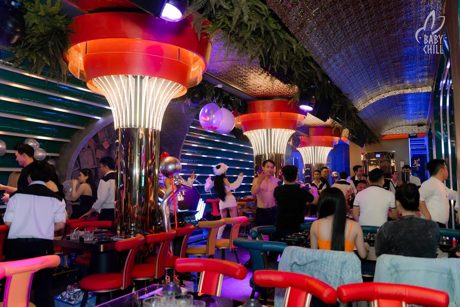 Tổng thể thiết kế hài hòa giữa ánh sáng, nội thất và bố trí tạo nên không gian kinh doanh hiệu quả và thu hút. 12