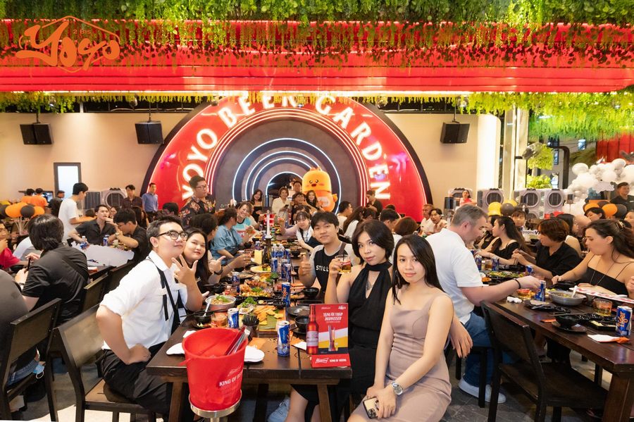 Khu vực trung tâm nổi bật với ánh sáng màu sắc ấn tượng, tạo điểm nhấn thị giác cho toàn bộ nhà hàng beer garden và tăng khả năng nhận diện thương hiệu. 