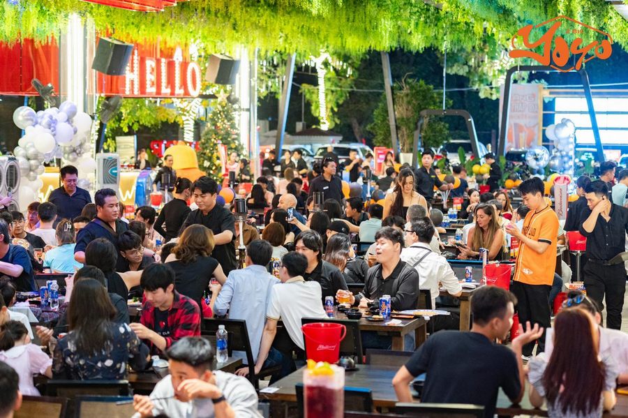 Bàn ghế gỗ dài được sắp xếp khoa học giúp tối ưu diện tích trong mô hình beer garden, phù hợp phục vụ nhóm khách đông và nâng cao hiệu quả kinh doanh. 