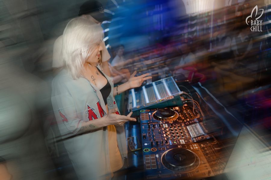 Thiết kế quầy DJ nổi bật trong nhà hàng lounge bar, kết hợp hệ thống âm thanh ánh sáng chuyên nghiệp giúp nâng cao trải nghiệm khách hàng và tăng giá trị không gian.