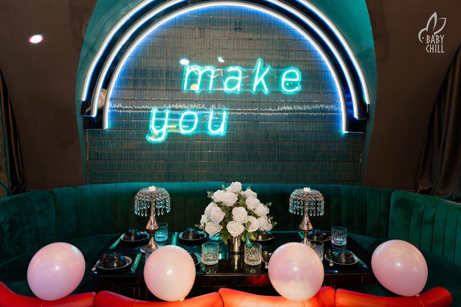 Mô hình nhà hàng lounge bar với thiết kế mở, ánh sáng nghệ thuật và không gian đông khách thể hiện tiềm năng kinh doanh F&B hiệu quả và bền vững.