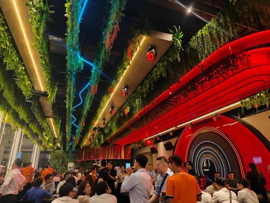 Thiết kế lối đi rộng rãi trong nhà hàng beer garden giúp nhân viên phục vụ thuận tiện, nâng cao tốc độ phục vụ và trải nghiệm tổng thể của khách hàng. 