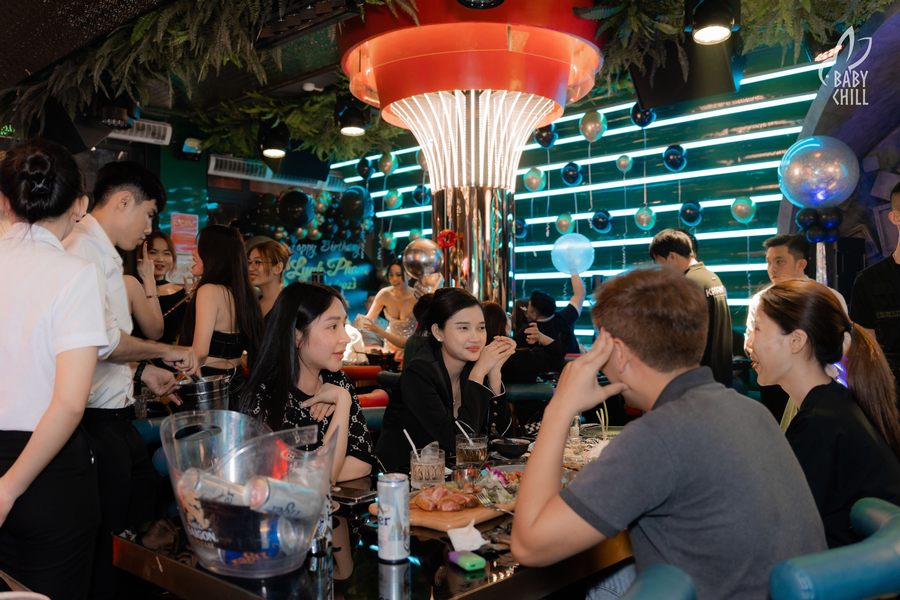 Không gian giải trí trong nhà hàng lounge bar sử dụng ánh sáng LED đổi màu giúp tăng trải nghiệm thị giác, tạo điểm nhấn nổi bật cho toàn bộ khu vực.