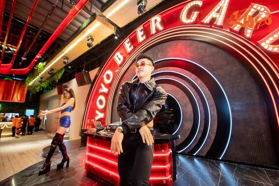 Không gian mở kết hợp mái che cao giúp beer garden vận hành linh hoạt, thích hợp với nhiều điều kiện thời tiết khác nhau và nhu cầu khách đa dạng. 