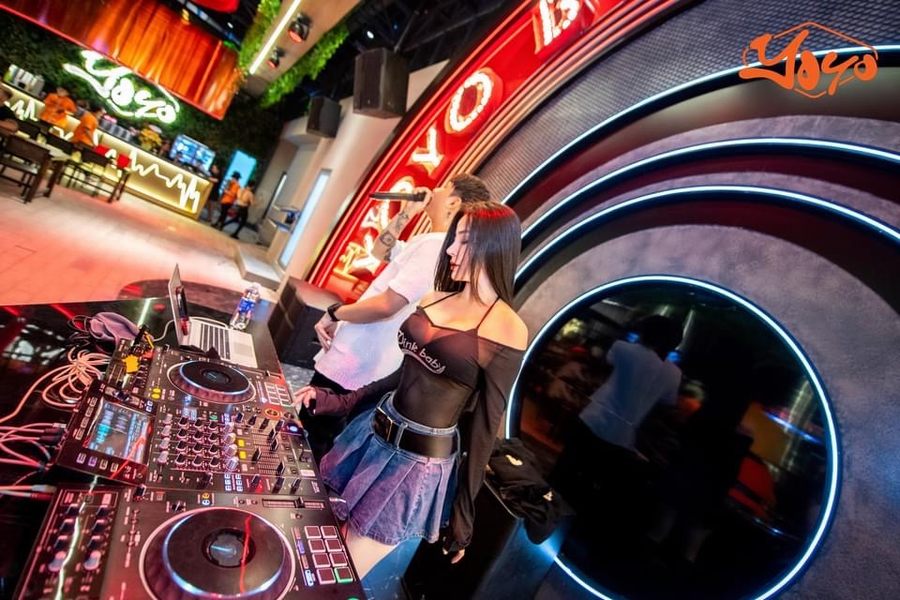 Hệ thống đèn led chạy dọc trần tạo hiệu ứng ánh sáng độc đáo, góp phần làm nổi bật không gian beer garden vào buổi tối. 