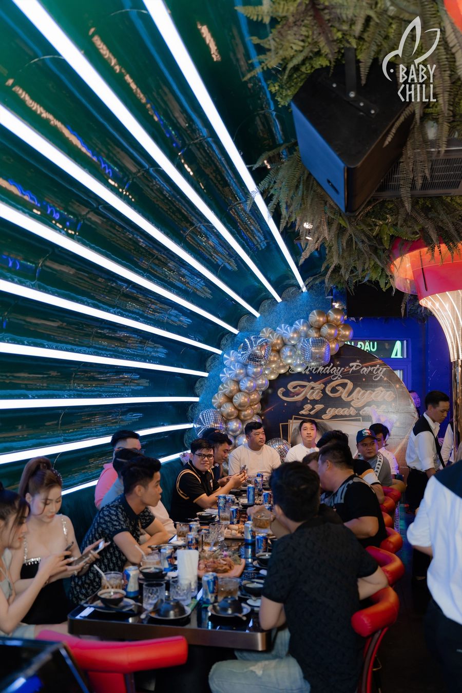 Thiết kế nội thất nhà hàng lounge bar hiện đại với quầy bar và khu DJ trung tâm giúp tối ưu công năng và nâng cao hiệu quả vận hành kinh doanh.