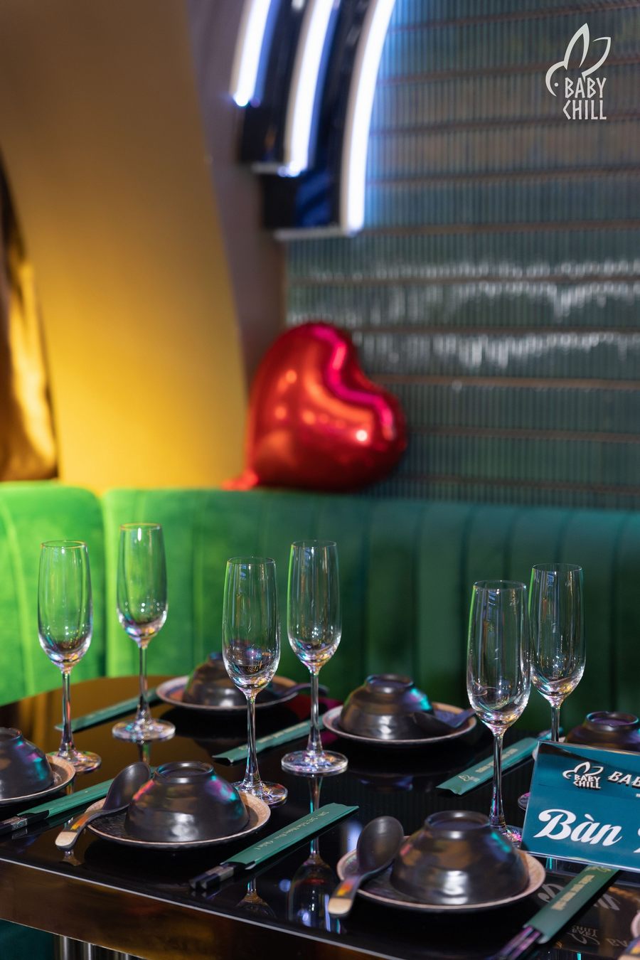 Không khí sôi động trong nhà hàng lounge bar đông khách thể hiện sức hút mạnh mẽ của mô hình F&B kết hợp giải trí hiện đại.