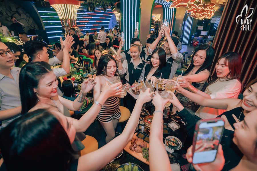 Thiết kế ánh sáng nghệ thuật trong nhà hàng lounge bar giúp tạo chiều sâu không gian và nâng cao trải nghiệm khách hàng khi sử dụng dịch vụ.