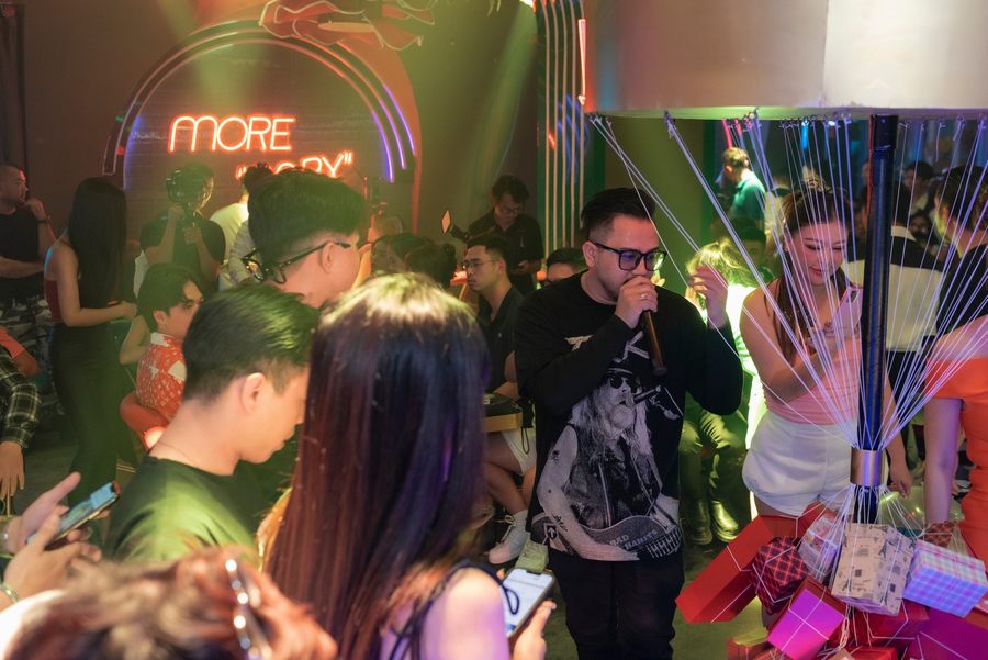 Không gian giải trí lounge bar được thiết kế hiện đại, tích hợp mô hình sự kiện tương tác giúp khách hàng trải nghiệm trực tiếp và tăng sự gắn kết trong hoạt động.  Thiết kế lounge bar phong cách hiện đại với mô hình tương tác độc đáo, tạo điểm nhấn thị giác và mang đến trải nghiệm giải trí mới mẻ cho khách hàng tham gia. 