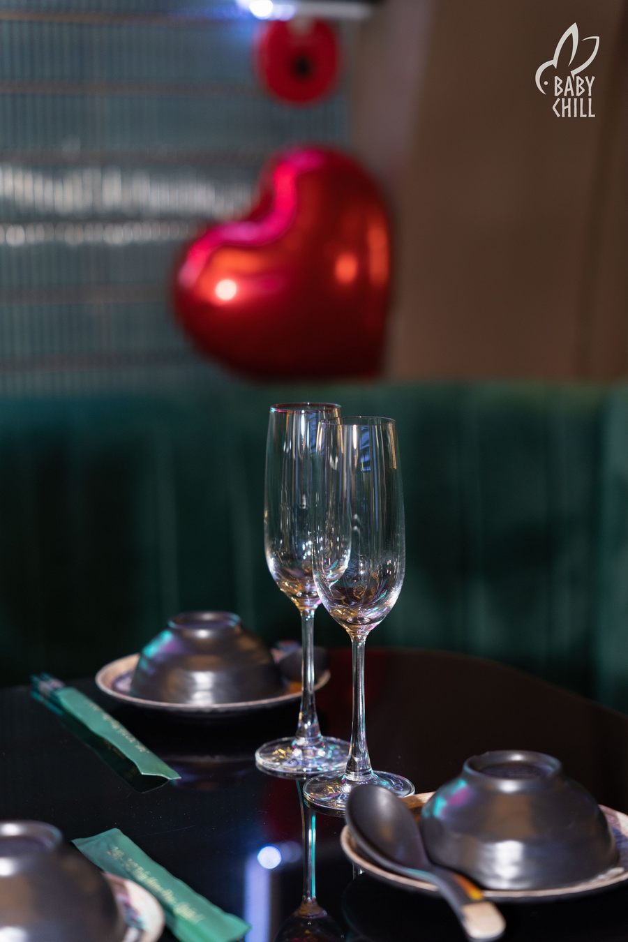 Không gian vỉa hè nhà hàng lounge bar bố trí nhiều bàn ghế, khách hàng đông đúc, thể hiện mô hình F&B hoạt động hiệu quả.