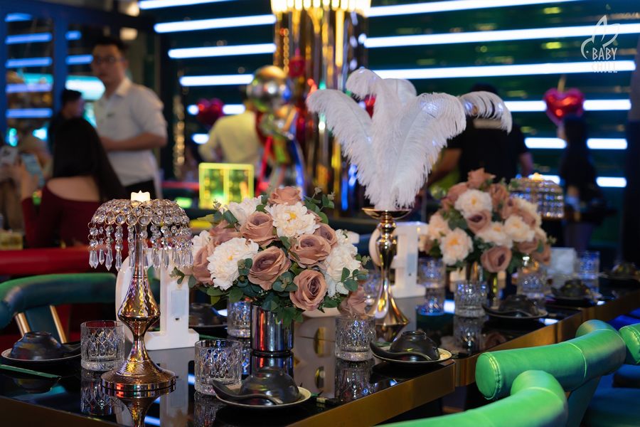 Thiết kế bảng hiệu nhà hàng lounge bar với ánh sáng LED giúp tăng nhận diện thương hiệu và thu hút khách từ xa.