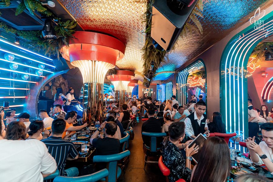 Thiết kế trần nhà hàng lounge bar với hệ thống đèn độc đáo, tạo điểm nhấn nổi bật cho toàn bộ không gian. Không khí đông khách trong nhà hàng lounge bar thể hiện sức hút mạnh mẽ của mô hình kinh doanh F&B hiện đại.