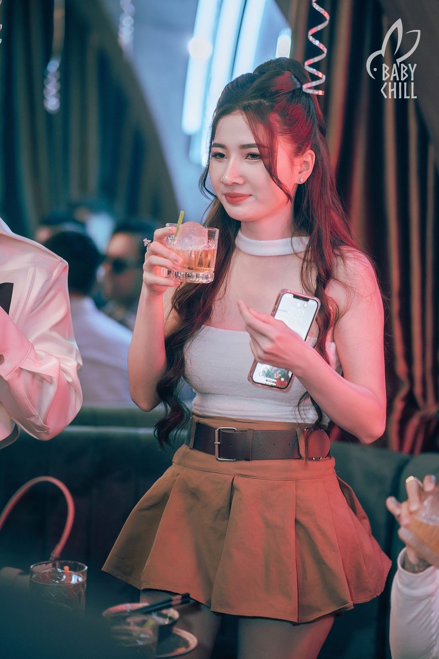 Không gian nội thất nhà hàng lounge bar kết hợp ánh sáng và vật liệu hiện đại, nâng cao giá trị thẩm mỹ tổng thể.