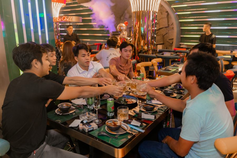 Mô hình sự kiện tương tác trong lounge bar với ánh sáng nổi bật, bố trí hợp lý giúp khách hàng dễ dàng tham gia và tận hưởng không gian giải trí chuyên nghiệp.  Không gian lounge bar tích hợp mô hình tương tác sáng tạo, giúp tăng trải nghiệm khách hàng và tạo hiệu ứng thu hút mạnh mẽ trong kinh doanh dịch vụ giải trí. 