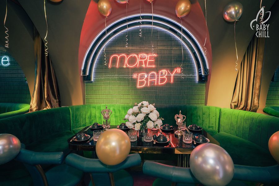 Khu vực phục vụ trong nhà hàng lounge bar hoạt động nhịp nhàng, góp phần nâng cao trải nghiệm khách hàng.