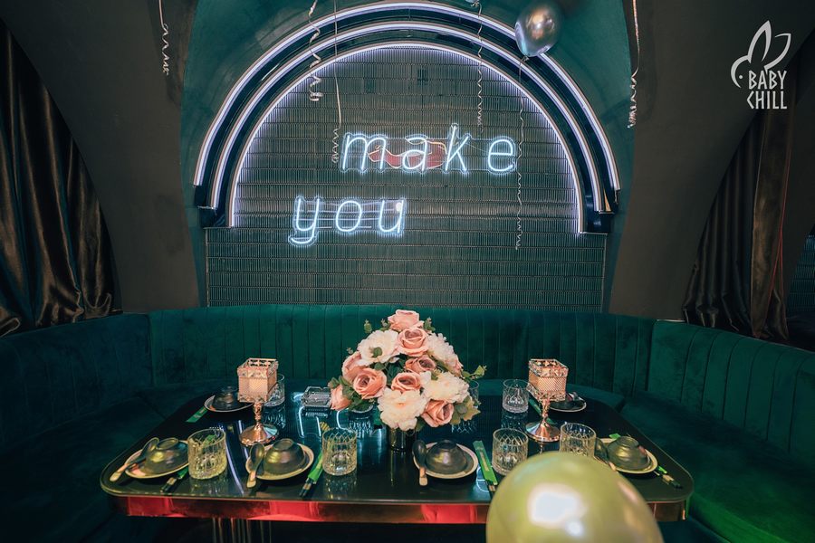 Nội thất nhà hàng lounge bar với ánh sáng LED nổi bật, tạo không gian hiện đại và thu hút khách hàng trẻ đến trải nghiệm.