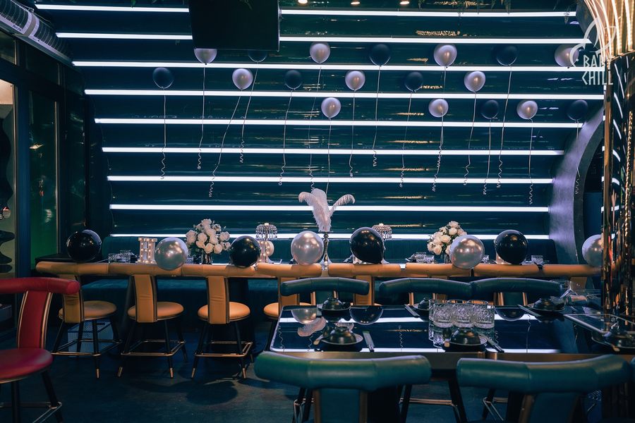 Khu vực bàn ăn trong nhà hàng lounge bar bố trí hợp lý, phù hợp nhóm khách đông người và tối ưu công năng sử dụng.