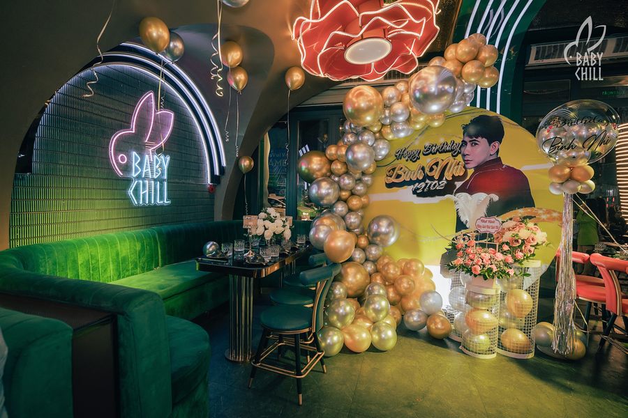 Không gian nhà hàng lounge bar với hệ thống đèn trần độc đáo, tạo điểm nhấn thẩm mỹ ấn tượng cho toàn bộ khu vực.