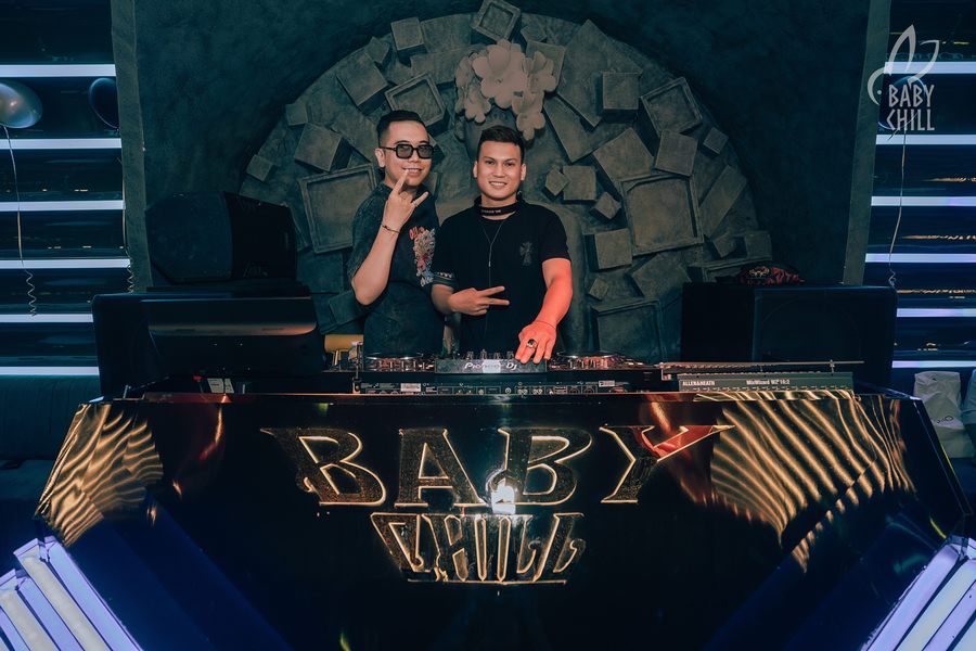 Khu vực DJ trong nhà hàng lounge bar với thiết kế hiện đại, góp phần tăng trải nghiệm giải trí cho khách hàng.