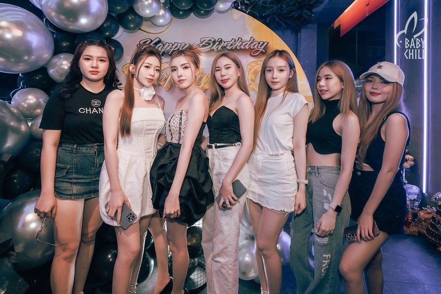 Không khí đông khách trong nhà hàng lounge bar thể hiện mô hình kinh doanh F&B đang hoạt động hiệu quả.