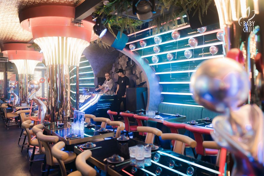 Thiết kế tổng thể nhà hàng lounge bar hiện đại với ánh sáng nổi bật và không gian sôi động thu hút khách hàng.