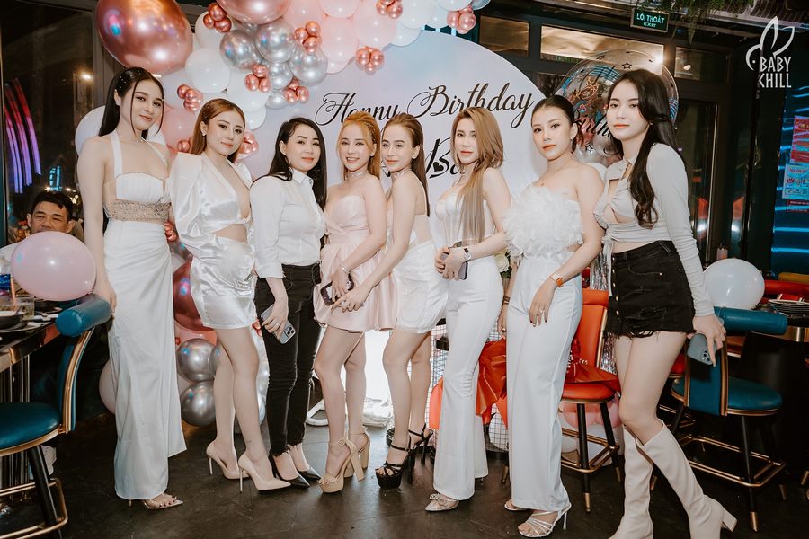 Mô hình nhà hàng lounge bar với không gian ăn uống kết hợp giải trí, phù hợp xu hướng kinh doanh F&B hiện đại.