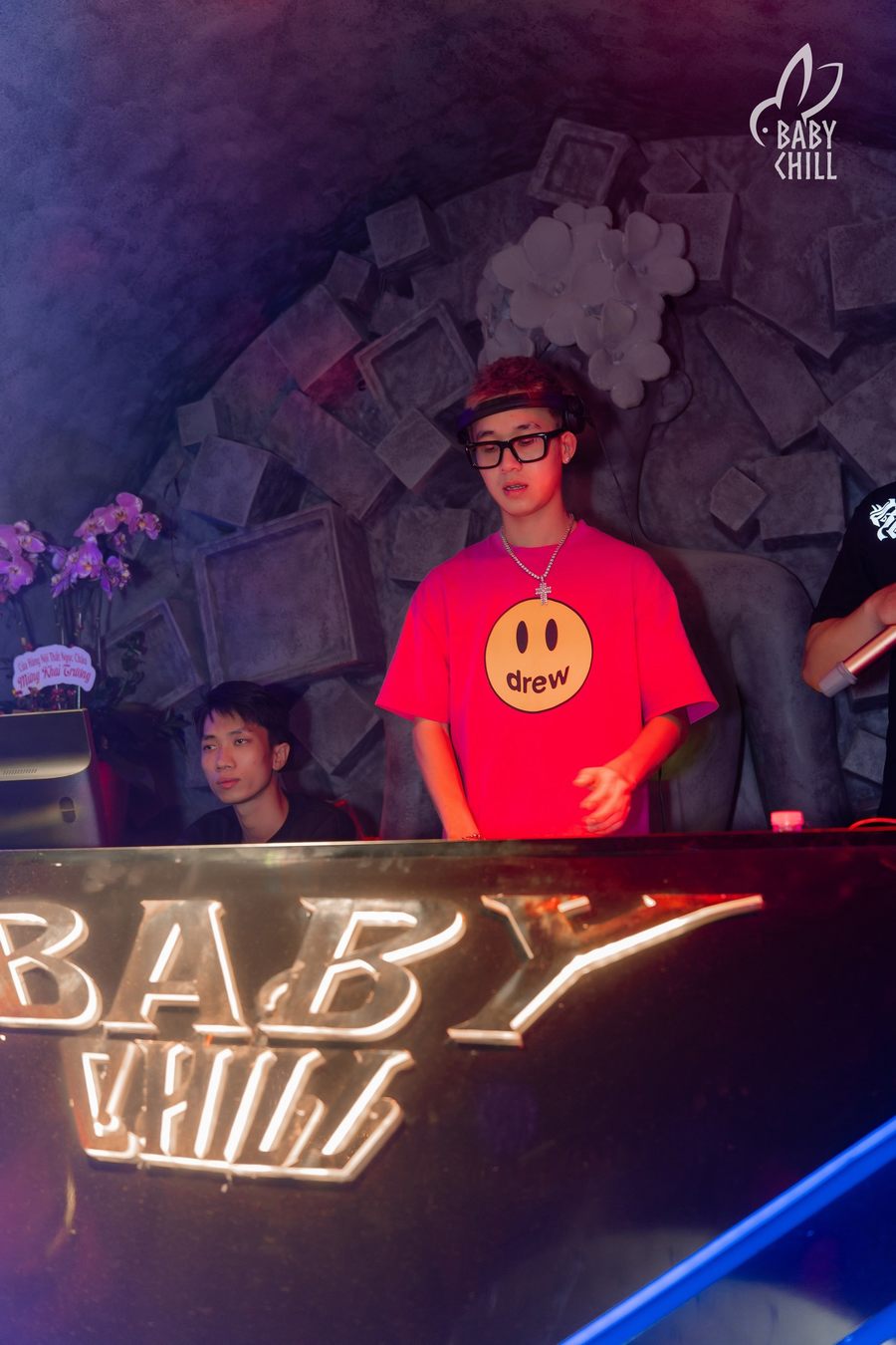 Thi công lounge bar với khu vực tương tác trung tâm, thiết kế ánh sáng và bố cục khoa học giúp nâng cao trải nghiệm khách hàng và tối ưu hiệu quả vận hành.  Mô hình lounge bar kết hợp sự kiện tương tác giúp tạo điểm nhấn không gian, thu hút khách hàng tham gia và gia tăng thời gian lưu trú trong khu vực giải trí. 