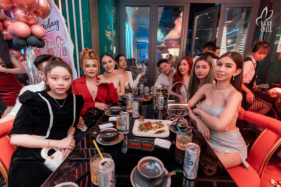 Điểm nổi bật của nhà hàng lounge bar chính là khả năng tạo nên bầu không khí sôi động thông qua thiết kế ánh sáng, âm thanh và bố cục không gian.