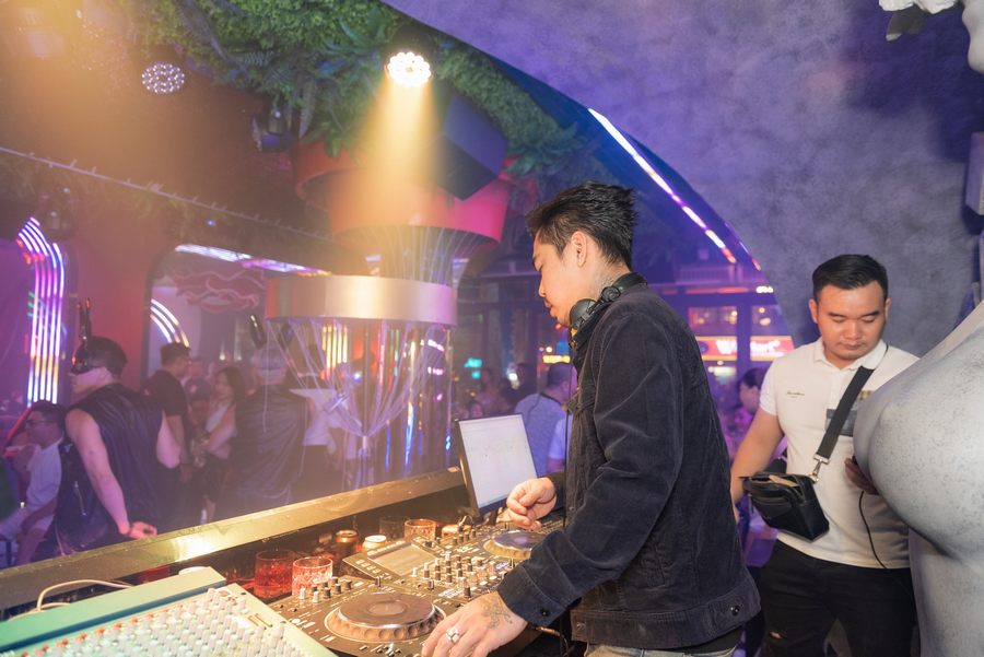 Không gian lounge bar hiện đại với mô hình tương tác độc đáo, thiết kế ánh sáng ấn tượng giúp nâng cao trải nghiệm khách hàng và tăng sức hút kinh doanh. 
