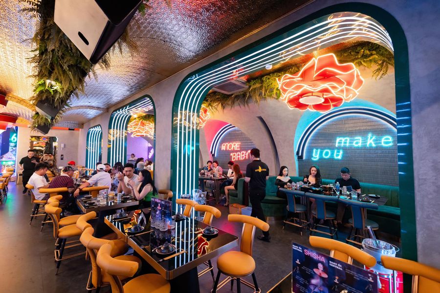 Khu vực bàn ăn trong lounge bar được bố trí khoa học, đảm bảo lối đi thông thoáng và trải nghiệm khách hàng tốt 