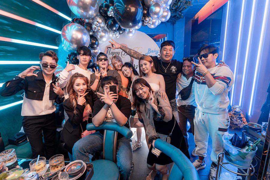 Thiết kế tường cong kết hợp đèn LED tạo hiệu ứng chiều sâu và điểm nhấn thị giác trong không gian lounge 