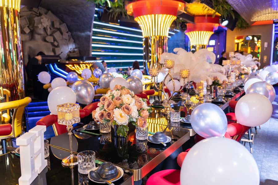 Không gian nhà hàng với ánh sáng đa lớp giúp tăng cảm xúc và sự hấp dẫn khi khách dùng bữa 