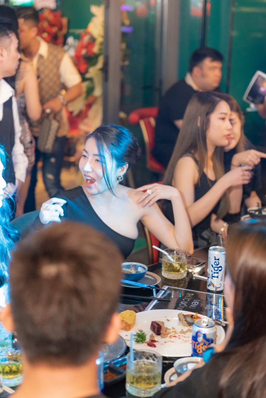 Mô hình nhà hàng lounge bar tương tác với không gian ánh sáng hiện đại, bố trí mở, tạo trải nghiệm kết nối khách hàng và nâng cao hiệu quả kinh doanh.