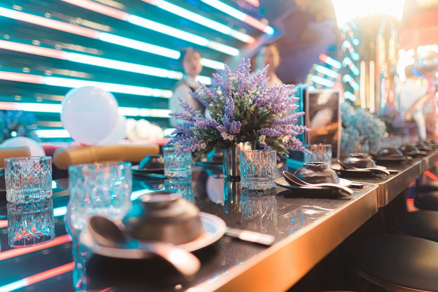 Góc kinh doanh đẹp với lượng khách đông, tạo không khí nhộn nhịp và hấp dẫn người đi đường 