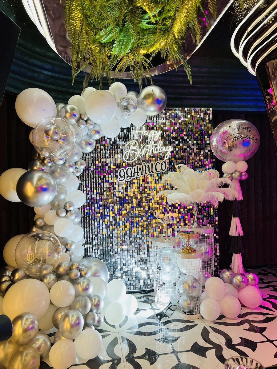 Bố trí bàn ghế vỉa hè giúp tối ưu diện tích và tăng công suất phục vụ cho nhà hàng hải sản 