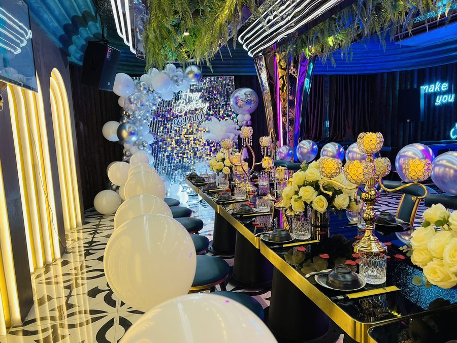 Không gian nội thất với ánh sáng LED và trần trang trí cây xanh tạo điểm nhấn hiện đại Bàn tiệc dài trong nhà hàng phù hợp tổ chức sinh nhật và các buổi gặp mặt đông người 