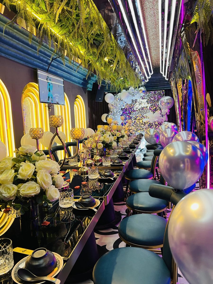 Nội thất nhà hàng với tông màu tối kết hợp ánh sáng ấm tạo cảm giác dễ chịu 