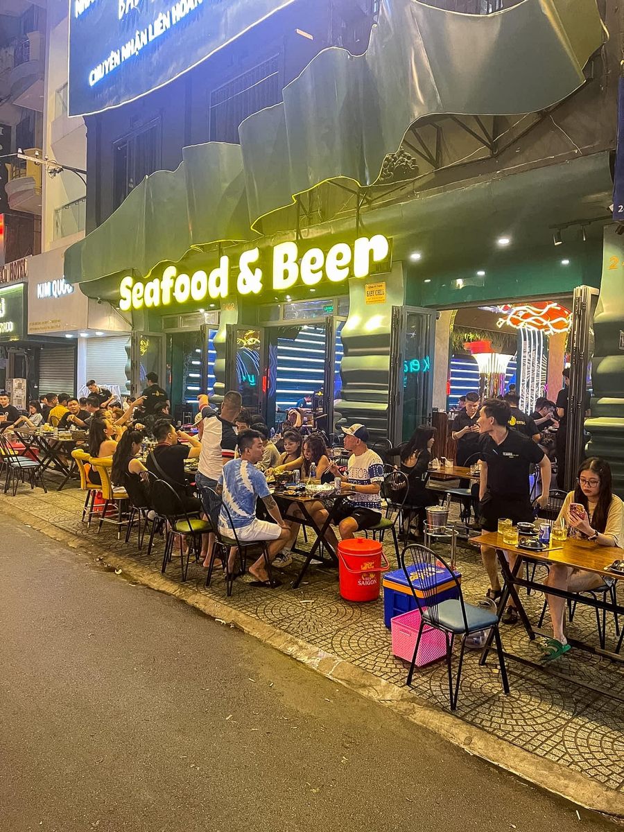 Không gian ngoài trời với bàn ghế đơn giản, phù hợp trải nghiệm ăn uống thoải mái trong mô hình kinh doanh F&B 