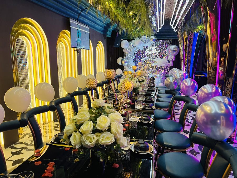 Góc trang trí trong nhà hàng với ánh sáng nghệ thuật và decor nổi bật thu hút khách 