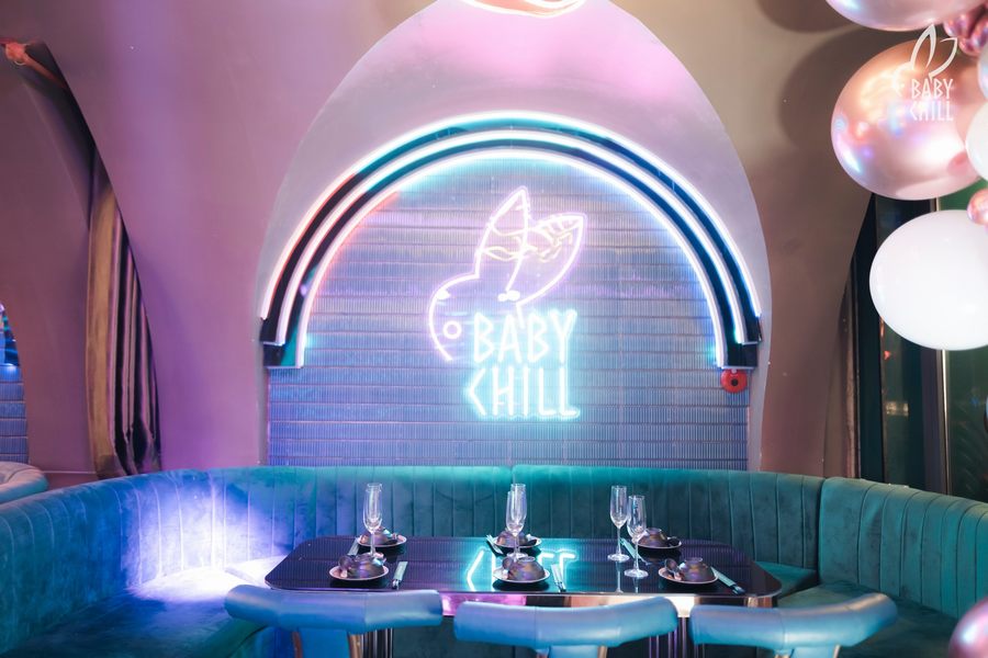 Không gian kết hợp trong và ngoài giúp tăng trải nghiệm đa dạng cho khách hàng 