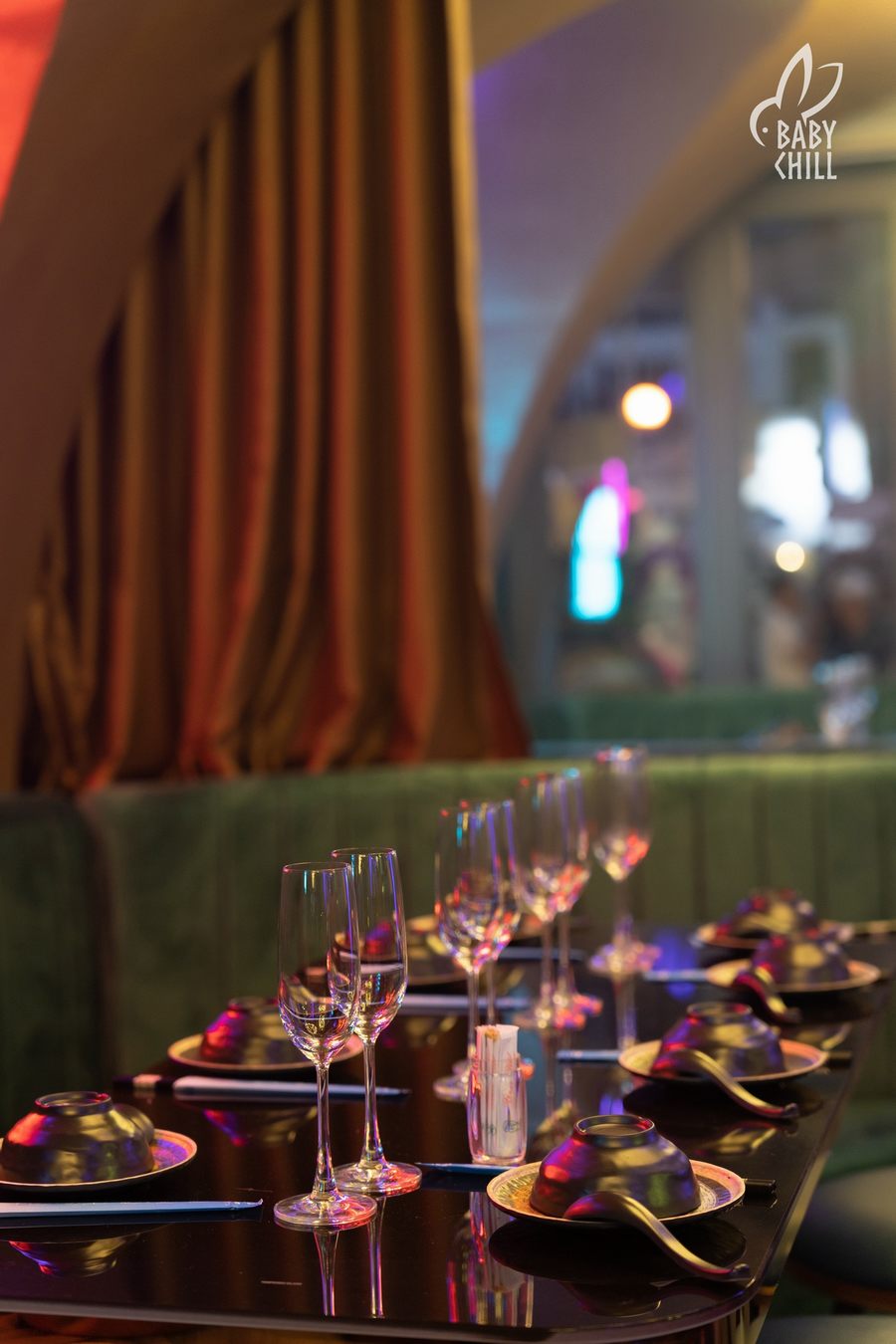 Thiết kế nội thất nhà hàng lounge sử dụng vật liệu kính và kim loại, ánh sáng màu hài hòa, bàn ăn setup gọn gàng, giúp tối ưu công năng phục vụ và nâng cao trải nghiệm khách hàng 