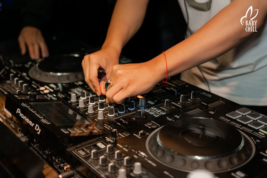 Không gian mô hình nhà hàng lounge bar tương tác với khách trẻ, ánh sáng đa màu, bàn ghế bố trí gần giúp tăng kết nối và trải nghiệm giải trí hiện đại.