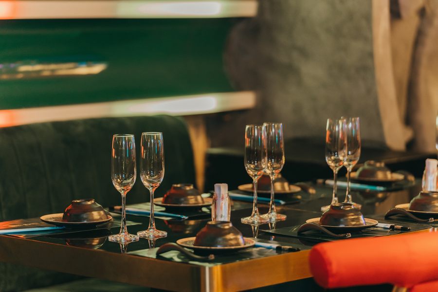 Thiết kế nhà hàng lounge bar tương tác với ánh sáng nổi bật, khách hàng trò chuyện, không gian mở tạo cảm giác thoải mái và thu hút người dùng trẻ.
