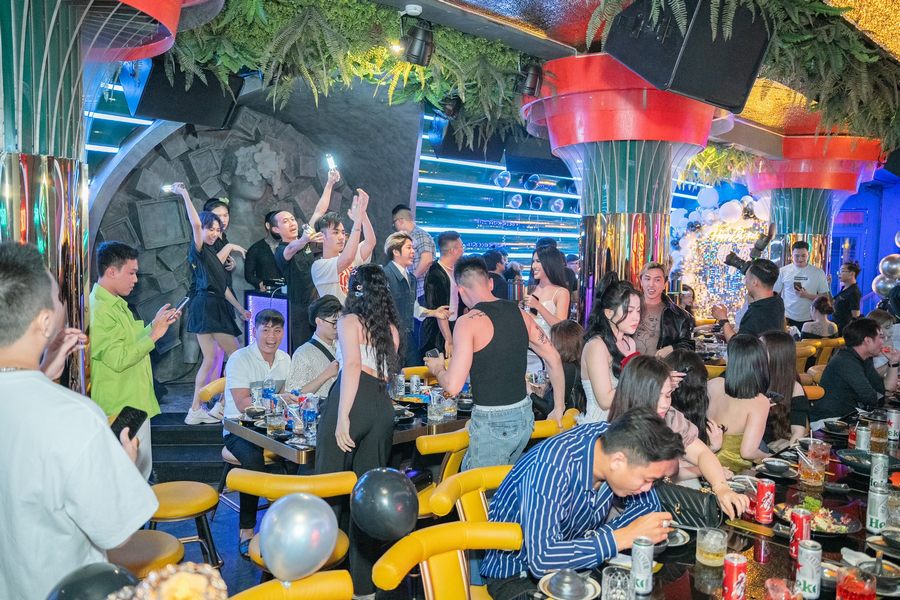 Không gian nhà hàng đông khách với thiết kế mở, nội thất trẻ trung và ánh sáng ấn tượng, tạo điểm check-in thu hút và nâng cao trải nghiệm ăn uống trong mô hình Seafood & Beer