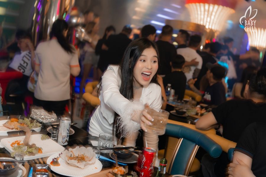 Mô hình lounge bar tương tác với bố cục linh hoạt, ánh sáng sinh động, khách hàng trải nghiệm dịch vụ trong không gian hiện đại và tiện nghi. 1