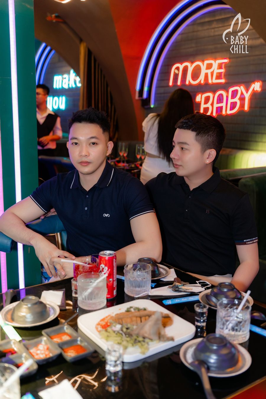 Mô hình lounge bar tương tác với bố cục linh hoạt, ánh sáng sinh động, khách hàng trải nghiệm dịch vụ trong không gian hiện đại và tiện nghi. 2