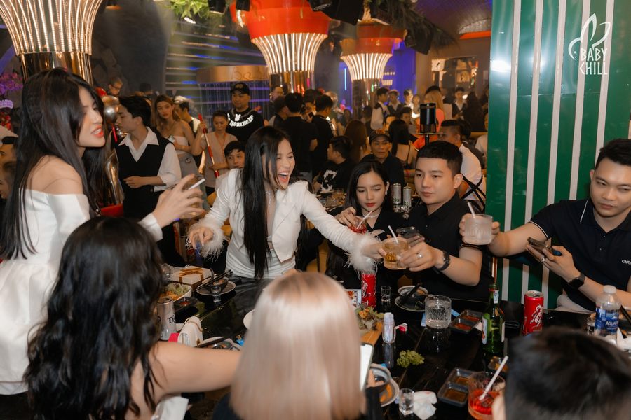 Mô hình nhà hàng lounge bar hiện đại với ánh sáng nổi bật, không gian sôi động, khách hàng trẻ trung tương tác mạnh, phù hợp xu hướng kinh doanh giải trí đô thị. 