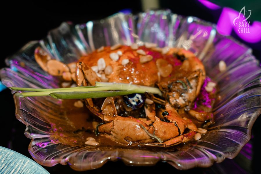 Mô hình nhà hàng lounge bar với không gian hiện đại, ánh sáng nghệ thuật, tạo trải nghiệm kết nối khách hàng và nâng cao hiệu quả kinh doanh đô thị. 