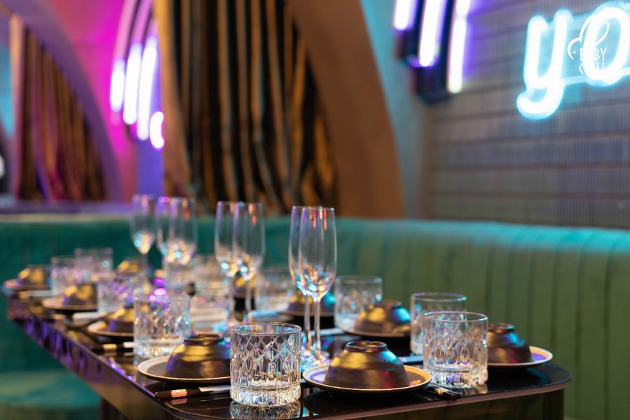 Nội thất nhà hàng lounge thiết kế theo xu hướng hiện đại, ánh sáng nghệ thuật kết hợp màu sắc hài hòa, bàn ghế sắp xếp hợp lý, phù hợp kinh doanh dịch vụ ăn uống chuyên nghiệp 